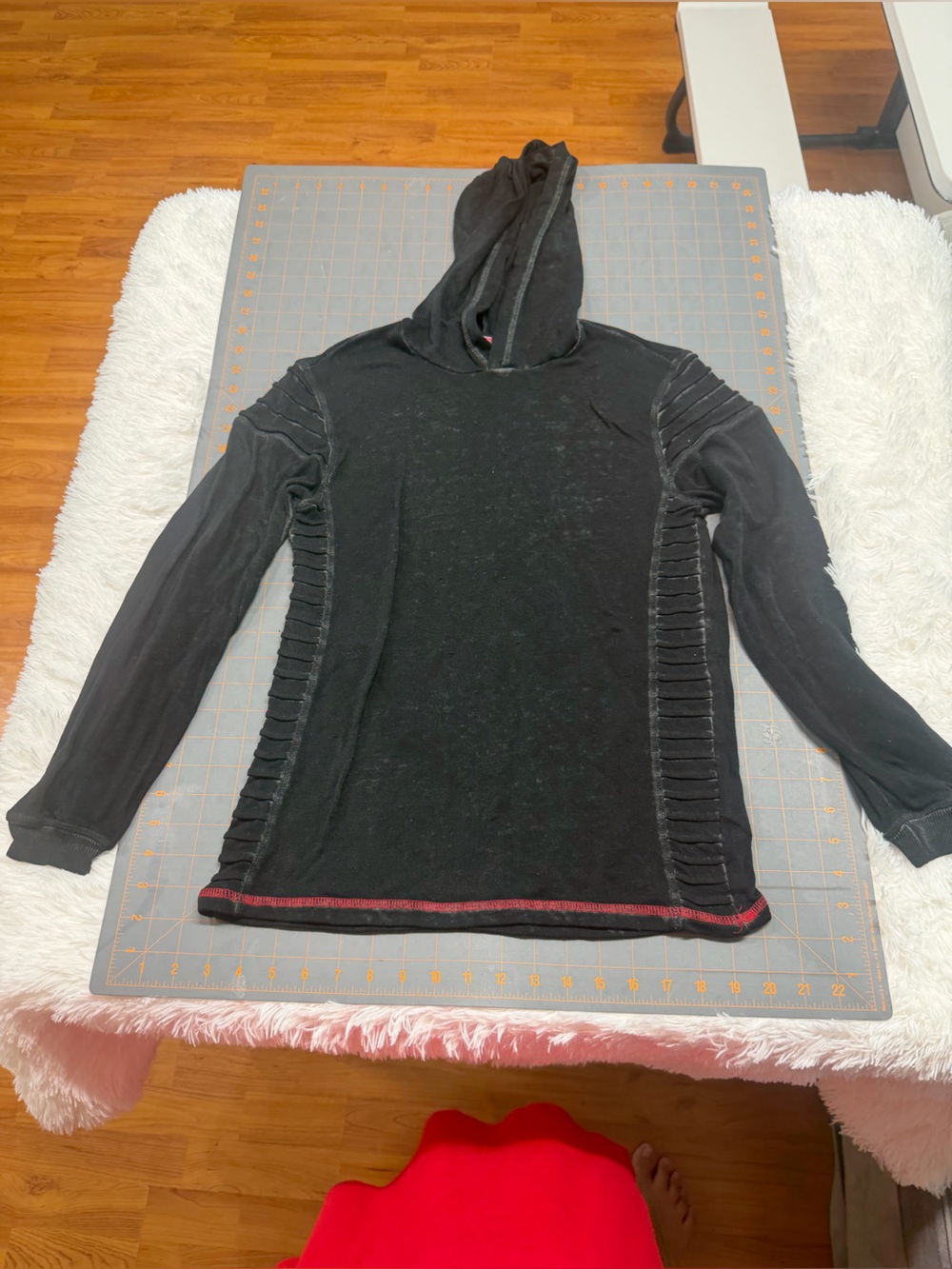 Buckle Black Pullover hoodie with Red Hem Accent light metal M (10-12)
